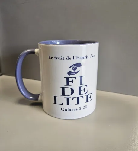 Mug bicolore blanc/violet, "La fidélité" Galates 5.22